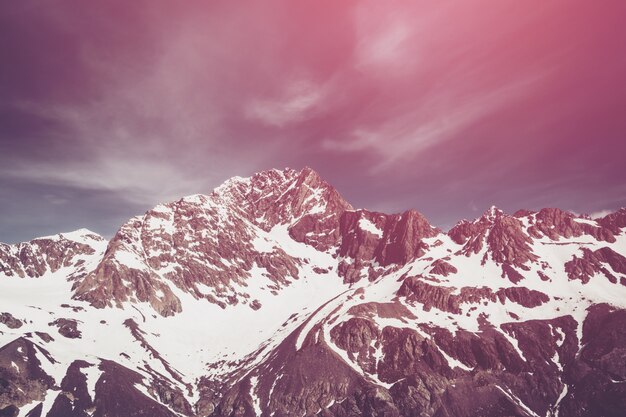 Paysage d'hiver de la chaîne de montagnes de neige