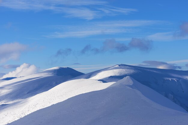 Paysage d'hiver avec chaîne de montagnes