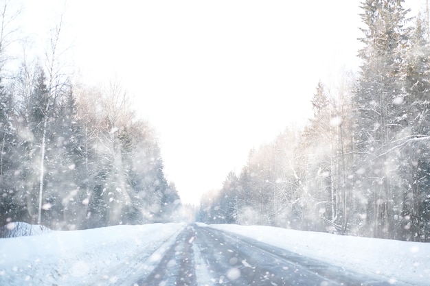 Paysage d'hiver des champs de pays et des routes dans la neige