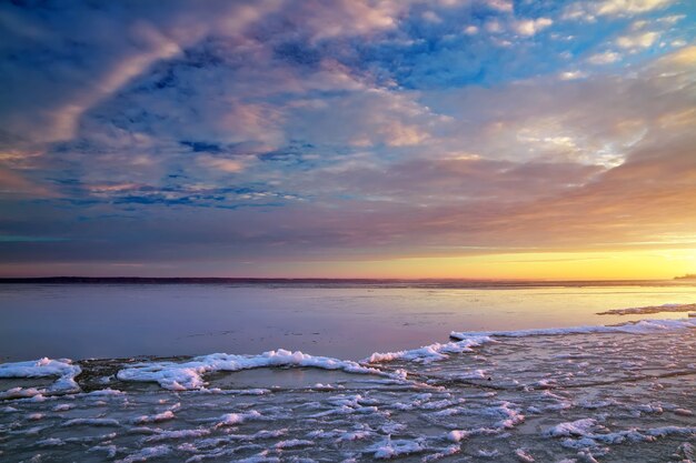 Paysage d'hiver avec ciel coucher de soleil. Composition de la nature.