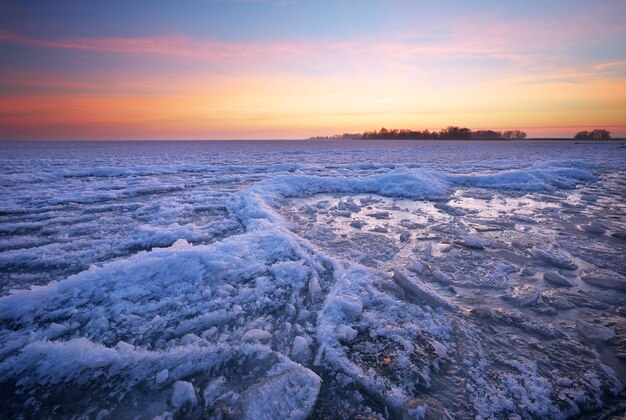 Paysage d'hiver avec ciel de feu au coucher du soleil. Composition de la nature.