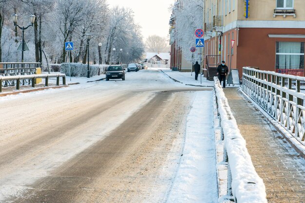 Paysage d'hiver dans la ville au coucher du soleil Une route déserte couverte de neige et de glace Se promener dans la ville par temps glacial