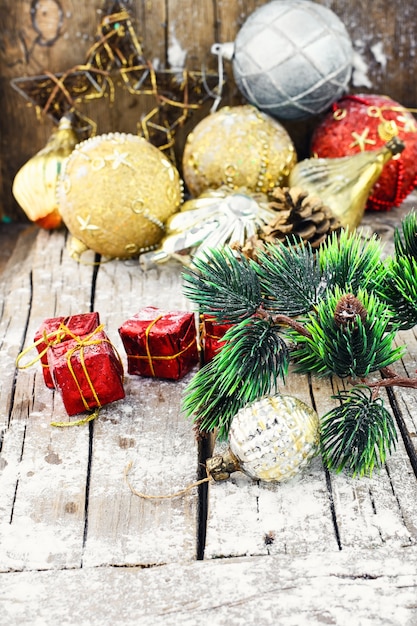 Paysage d&#39;hiver avec des décorations de Noël