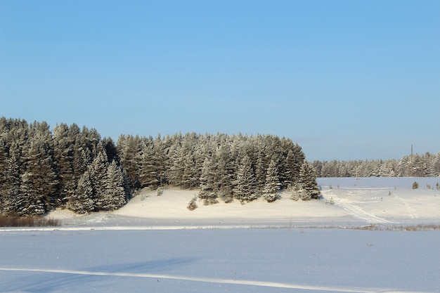 Paysage d'hiver sur un dey glacial, ensoleillé et clair.