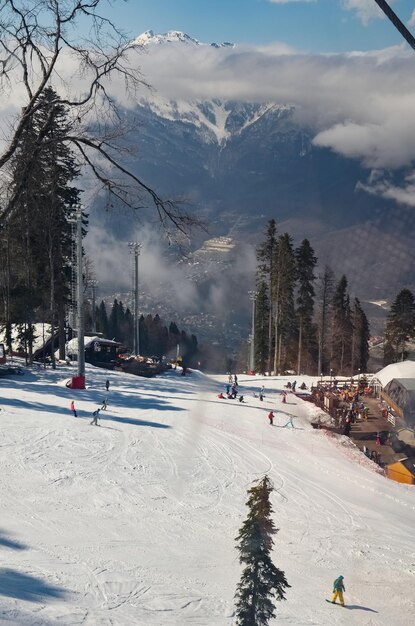 Paysage d'hiver enneigé d'une station de ski vue panoramique