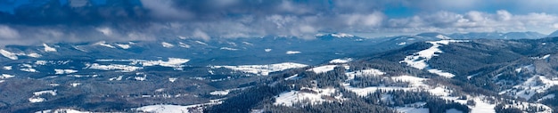 Paysage d'hiver fantastique ciel bleu Carpates Ukraine Europe Monde de beauté