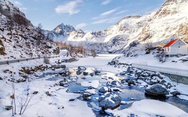 Paysage d'hiver avec fjord à moitié gelé et montagnes couvertes de neige dans les îles Lofoten en Norvège