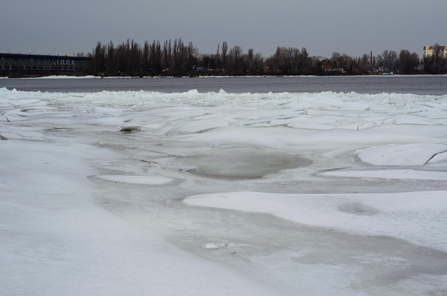 Paysage d'hiver sur un fleuve Dniepr dans la ville de Krementchoug Ukraine