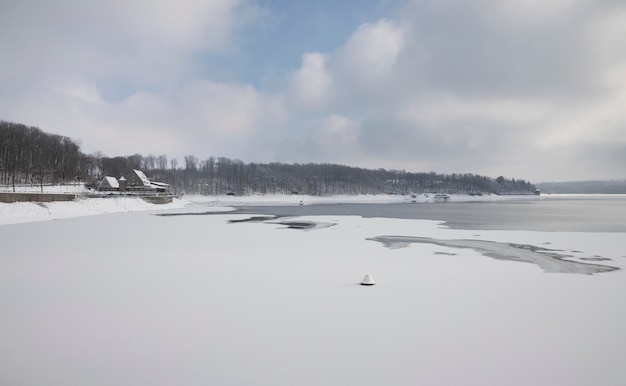 paysage d'hiver glace lac neige