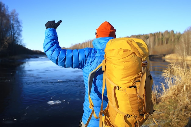 paysage d'hiver homme avec un sac à dos / paysage naturel un homme en randonnée avec équipement par temps neigeux au Canada