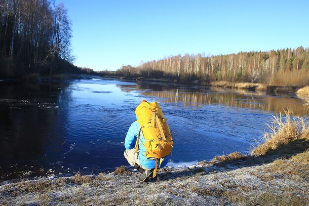 paysage d'hiver homme avec un sac à dos / paysage naturel un homme en randonnée avec équipement par temps neigeux au Canada