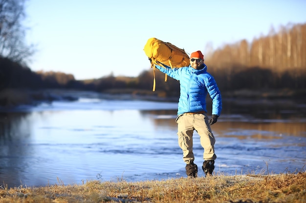 paysage d'hiver homme avec un sac à dos / paysage naturel un homme en randonnée avec équipement par temps neigeux au Canada