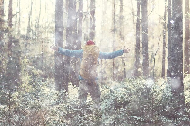 paysage d'hiver homme avec un sac à dos / paysage naturel un homme en randonnée avec équipement par temps neigeux au Canada