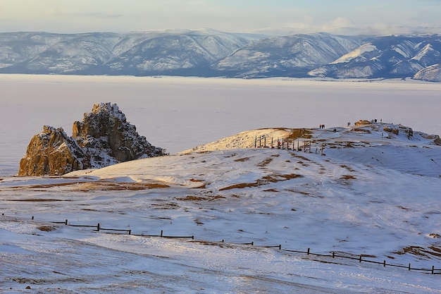 paysage d'hiver de l'île d'olkhon baïkal, russie saison d'hiver vue sur le lac baïkal