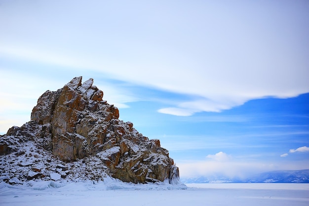 paysage d'hiver de l'île d'olkhon baïkal, russie saison d'hiver vue sur le lac baïkal