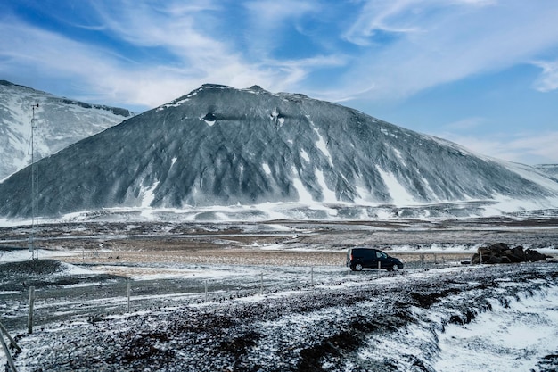 Paysage d'hiver en Islande Voyager le long de l'Anneau d'Or en Islande en voiture L'hiver lorsque le sol et les montagnes sont recouverts de neige Route d'hiver