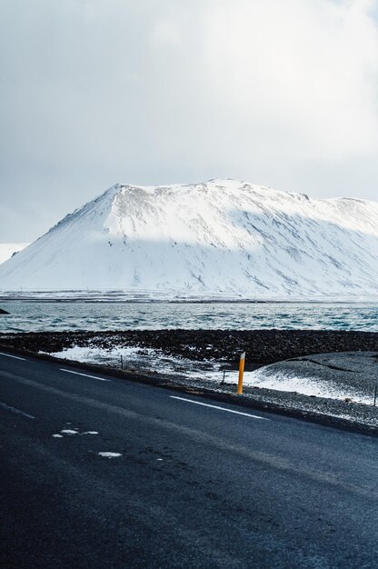 Paysage d'hiver en Islande Voyager le long de l'Anneau d'or en Islande en voiture L'hiver lorsque le sol et les montagnes sont recouverts de neige