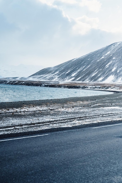 Paysage d'hiver en Islande Voyager le long de l'Anneau d'or en Islande en voiture L'hiver lorsque le sol et les montagnes sont recouverts de neige