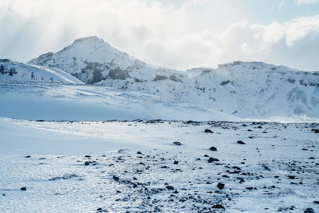 Paysage d'hiver en Islande Voyager le long de l'Anneau d'or en Islande en voiture L'hiver lorsque le sol et les montagnes sont recouverts de neige