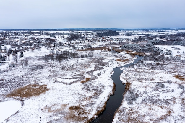 Paysage d'hiver letton panoramique avec la rivière Abava traversant la plaine près de Kandava