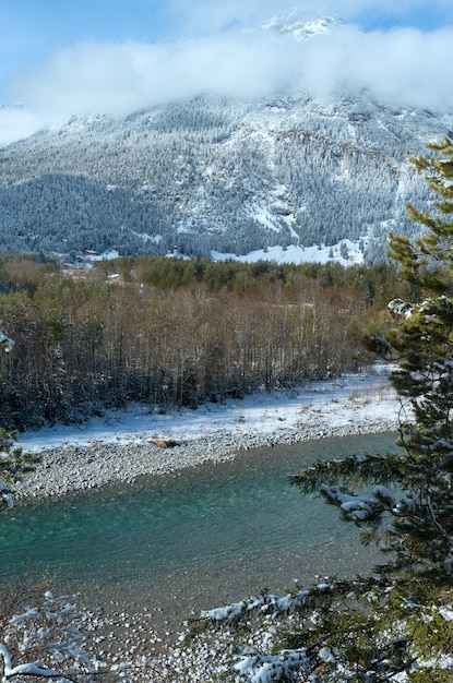 Paysage d'hiver avec montagne et rivière (Autriche, Tyrol)