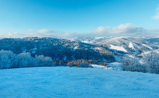 Paysage d'hiver des montagnes des Carpates Ukraine