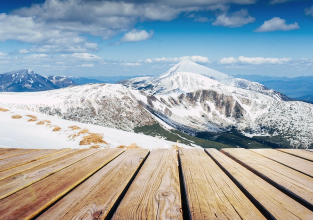 Paysage d'hiver mystérieux des montagnes majestueuses et une table minable. Arbre couvert de neige magique