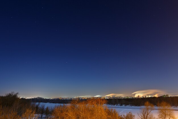 Paysage d'hiver de nuit avec ciel étoilé