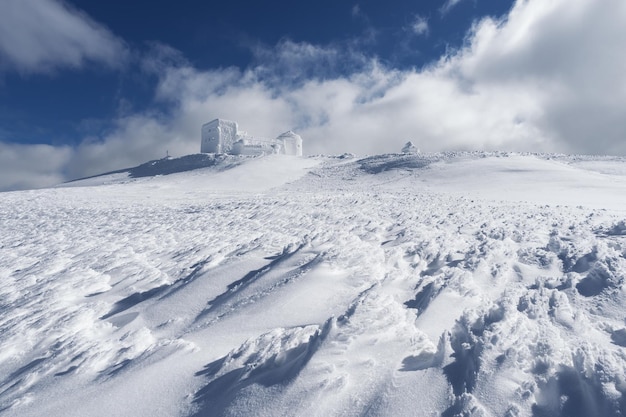 Paysage d'hiver avec l'observatoire dans les montagnes