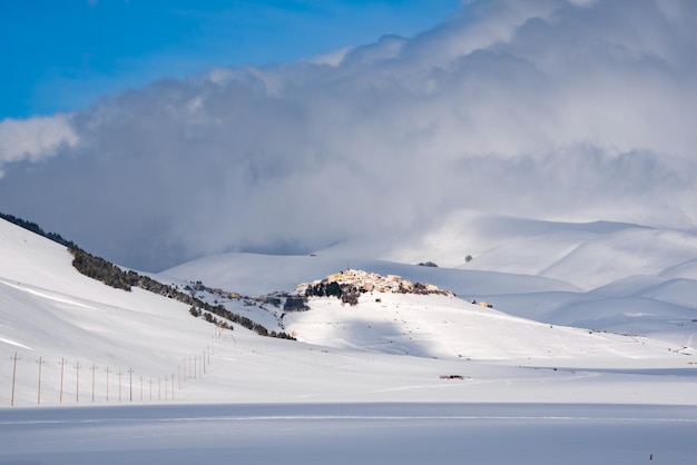 Paysage d'hiver petite ville sur une colline dans une vallée couverte de neige
