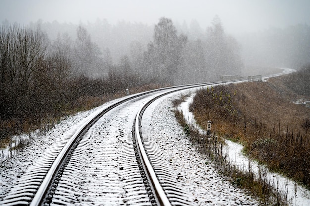 Paysage d'hiver Railway sur un matin glacial