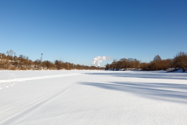 Paysage d'hiver de la rivière enneigée