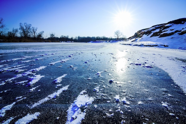 Paysage d'hiver avec la rivière et la neige en journée glaciale