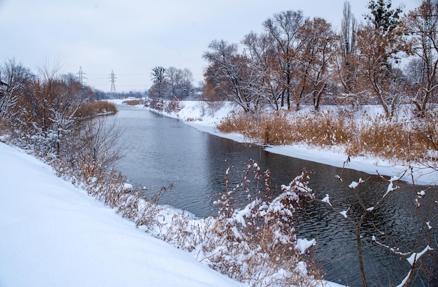 Paysage d'hiver avec une rivière.