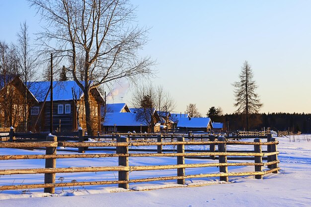 paysage d'hiver russe village nord maison en bois