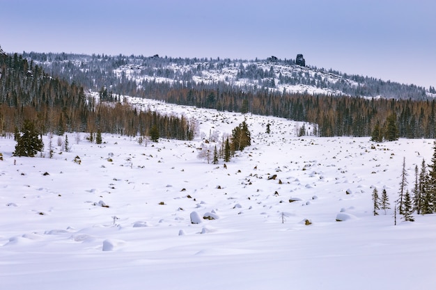 Paysage d'hiver en Sibérie Stone River au pied de la station de ski du mont Utuya Sheregesh