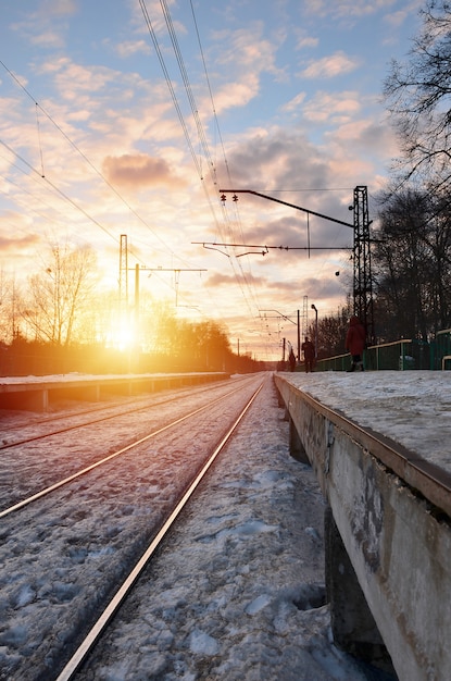 Paysage d&#39;hiver en soirée avec la gare