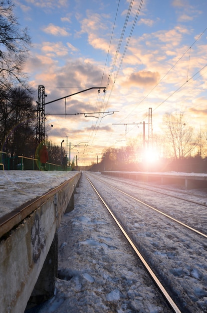 Paysage d&#39;hiver en soirée avec la gare