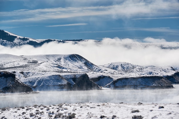 Paysage d'hiver avec Wolford Mountain Reservoir