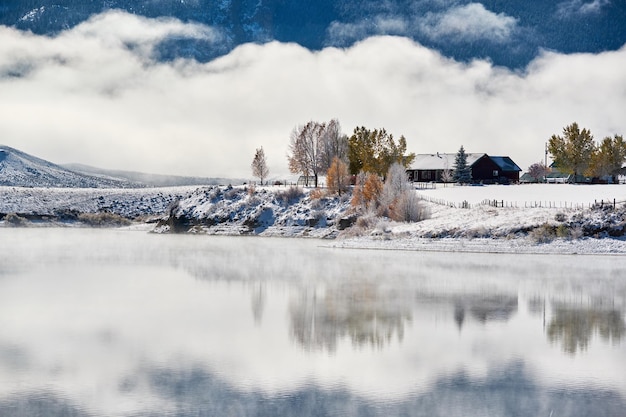 Paysage d'hiver avec Wolford Mountain Reservoir