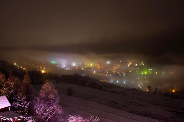 Photo paysage hivernal de la ville de volovets la nuit du nouvel an en ukraine