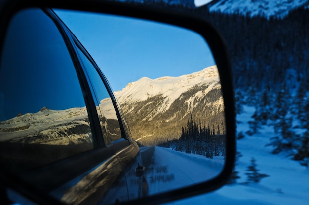 Photo paysage hivernal vu à travers un miroir de voiture