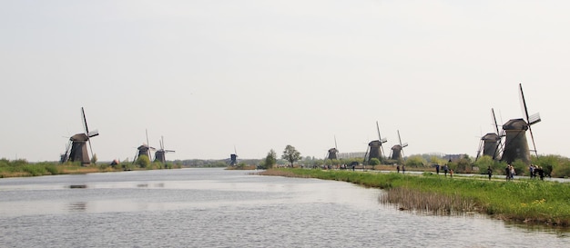 Paysage hollandais avec moulins à vent