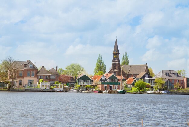 Photo paysage hollandais rural du front de mer de zaandijk, pays-bas