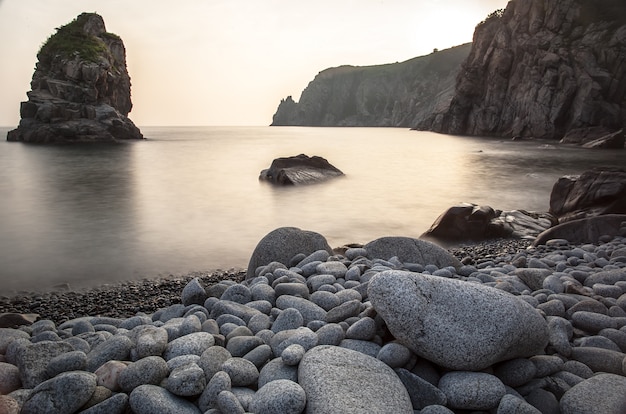 Paysage horizontal de la côte rocheuse avec des galets