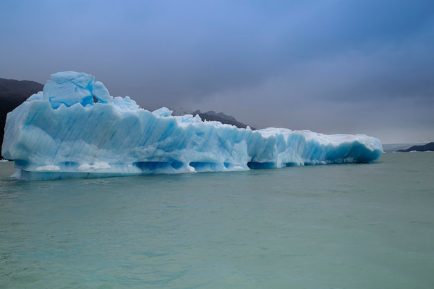 Photo paysage d'icebergs dans les eaux glacées de la patagonie