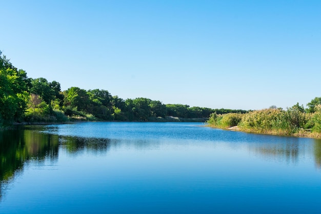 Paysage idyllique avec un lac clair. Severodonetsk. Lac Kleshnya.