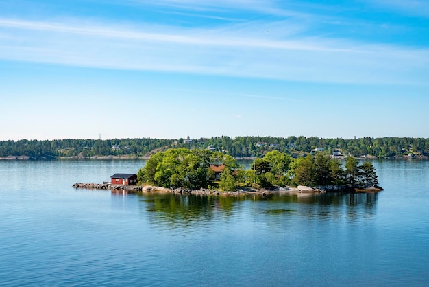 Paysage idyllique de maisons sur l'île de l'archipel au milieu de la mer baltique contre le ciel