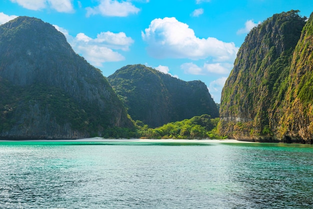 Photo paysage de l'île de phi phi en thaïlande avec plage de mer et montagnes dans un magnifique lagon où le film beach a été tourné