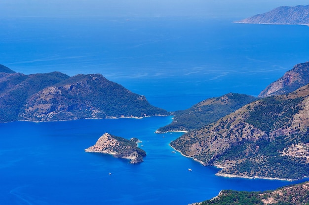 Paysage d'îles de montagne dans la mer bleue